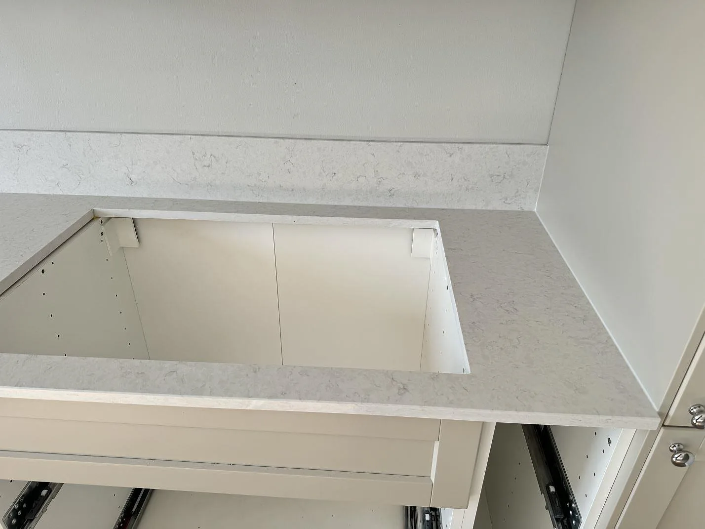 Køkkenbordplade i Silestone Snowy Ibiza, Malmö – billede 3