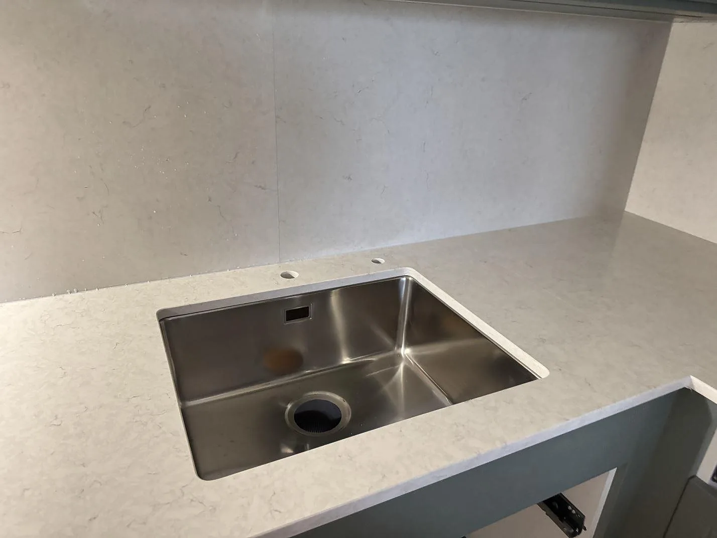 Køkkenbordplade i Silestone Snowy Ibiza, Malmö – billede 6