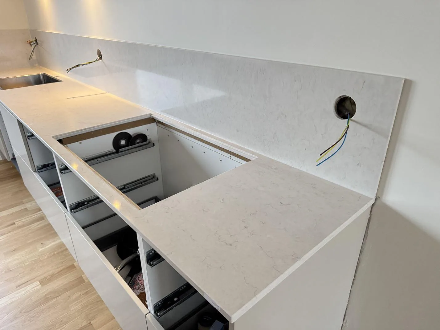 Køkkenbordplade i Silestone Snowy Ibiza, Malmö – billede 2