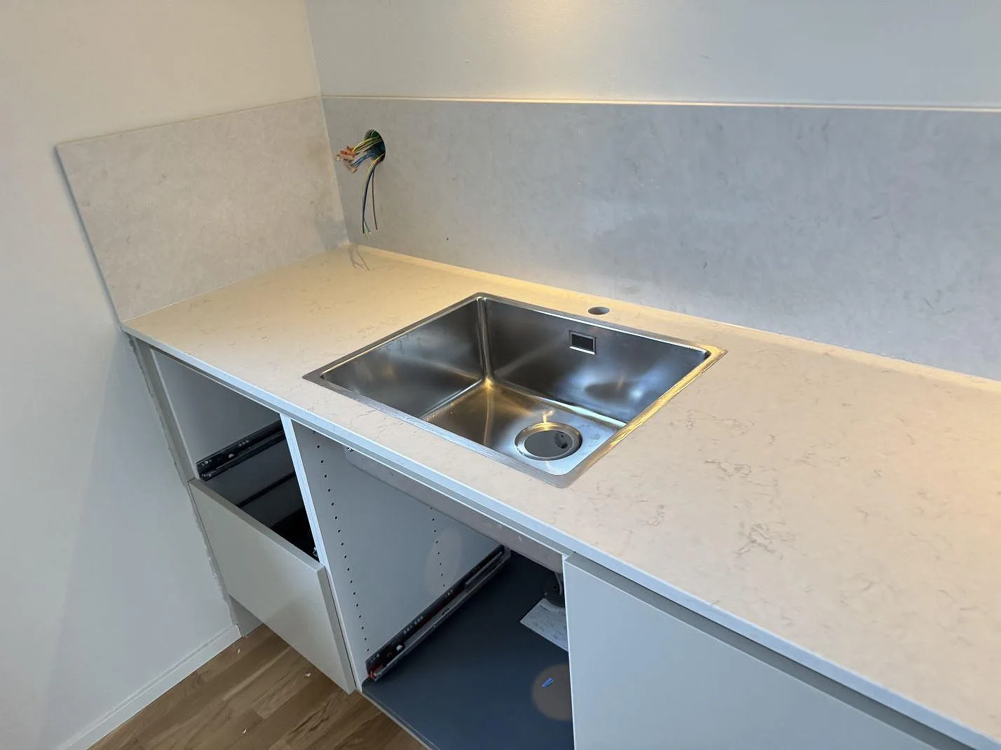 Køkkenbordplade i Silestone Snowy Ibiza, Malmö – billede 5
