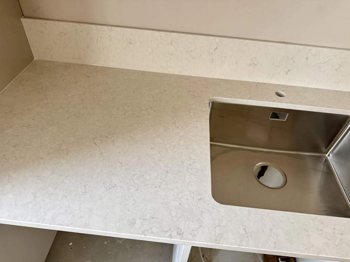 Køkkenbordplade i Silestone Snowy Ibiza, Mamö – billede 3
