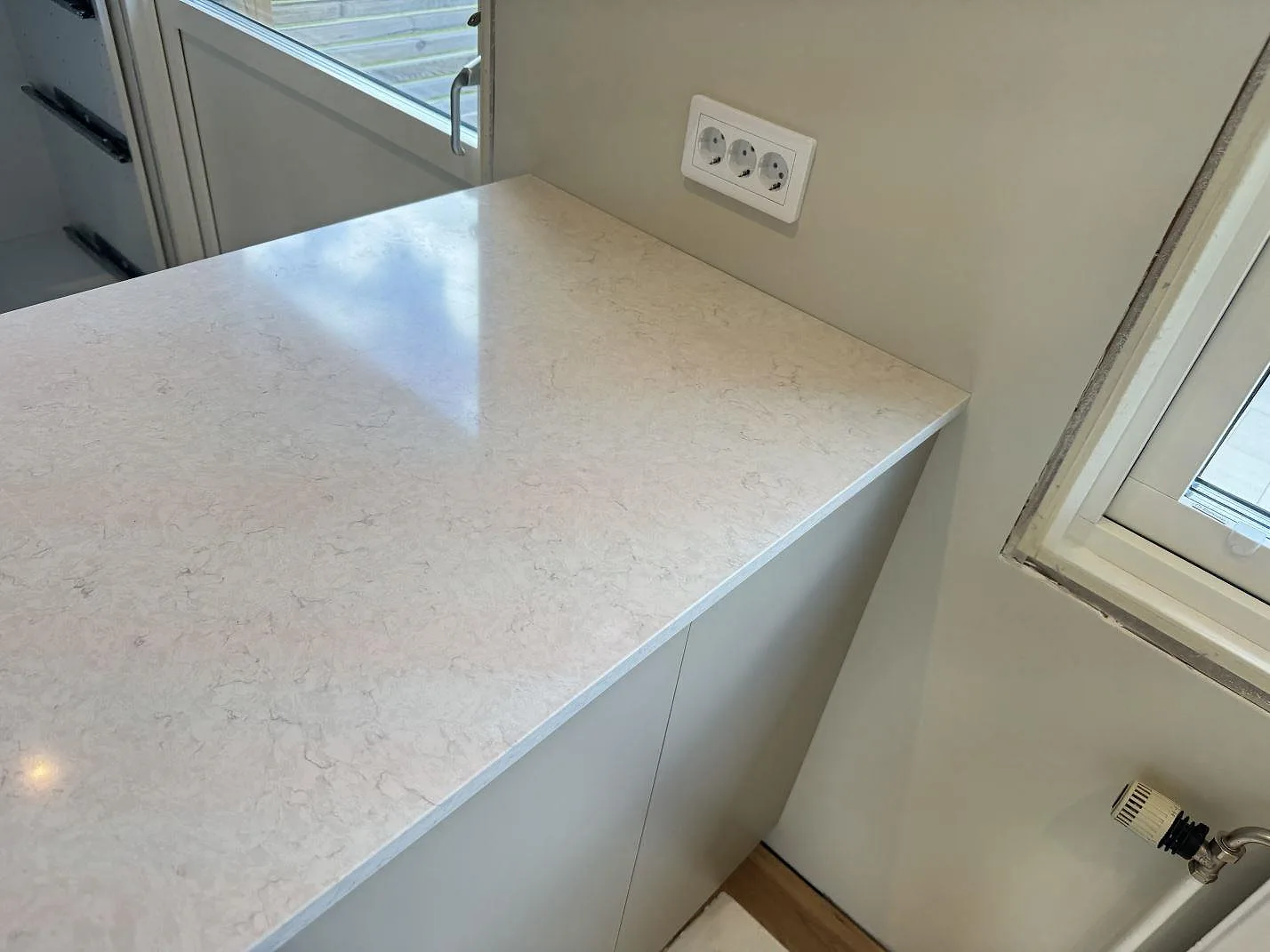 Køkkenbordplade i Silestone Snowy Ibiza, Mörrum – billede 3