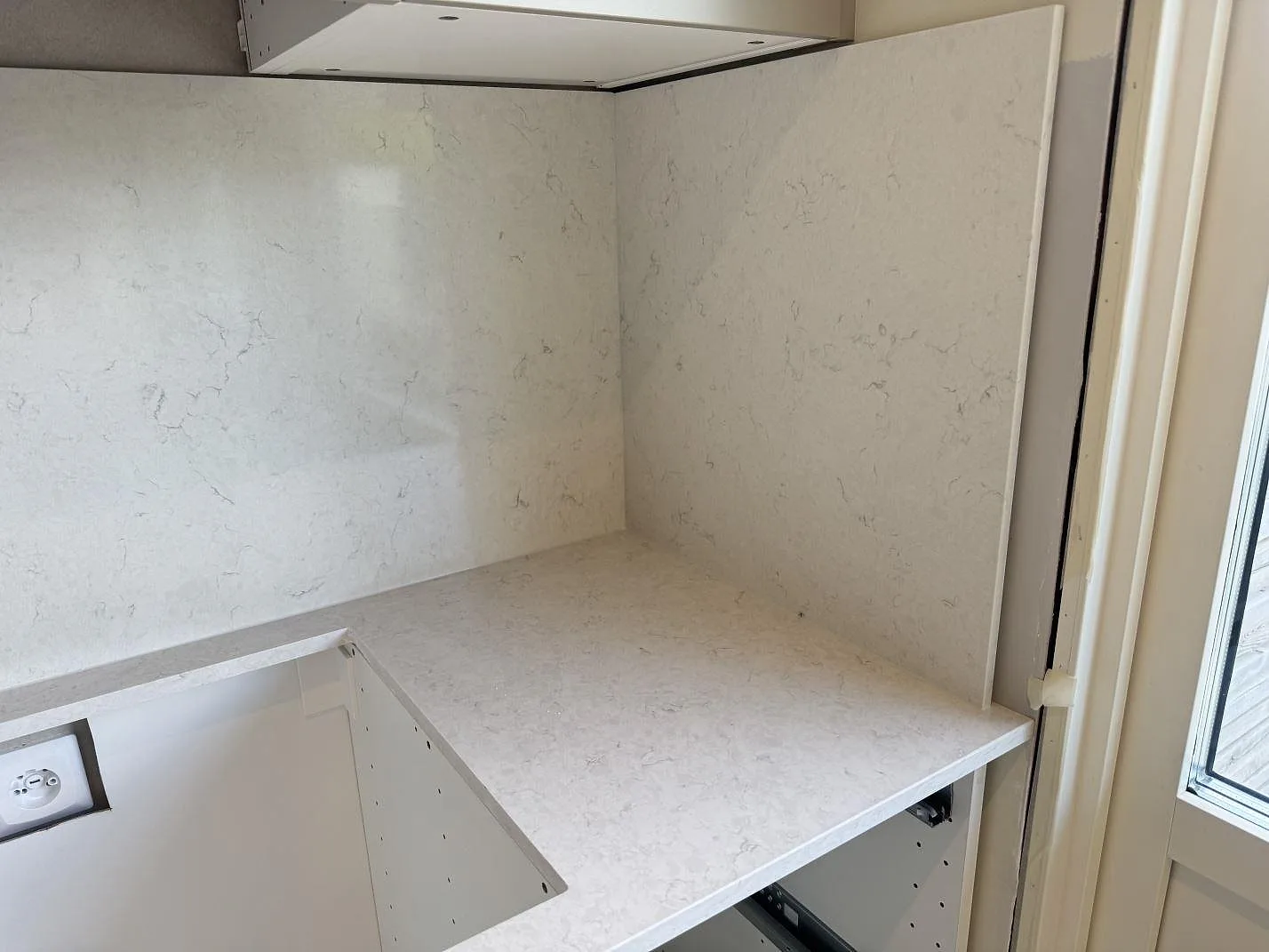 Køkkenbordplade i Silestone Snowy Ibiza, Mörrum – billede 5