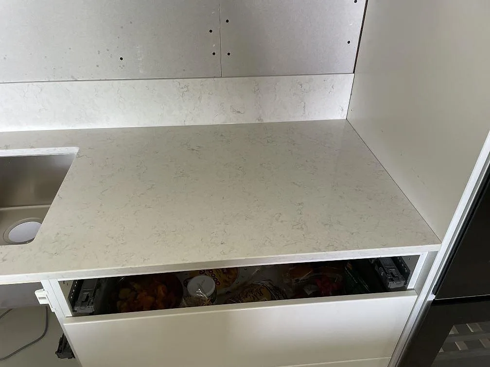 Køkkenbordplade i Silestone Snowy Ibiza, Nacka strand – billede 4
