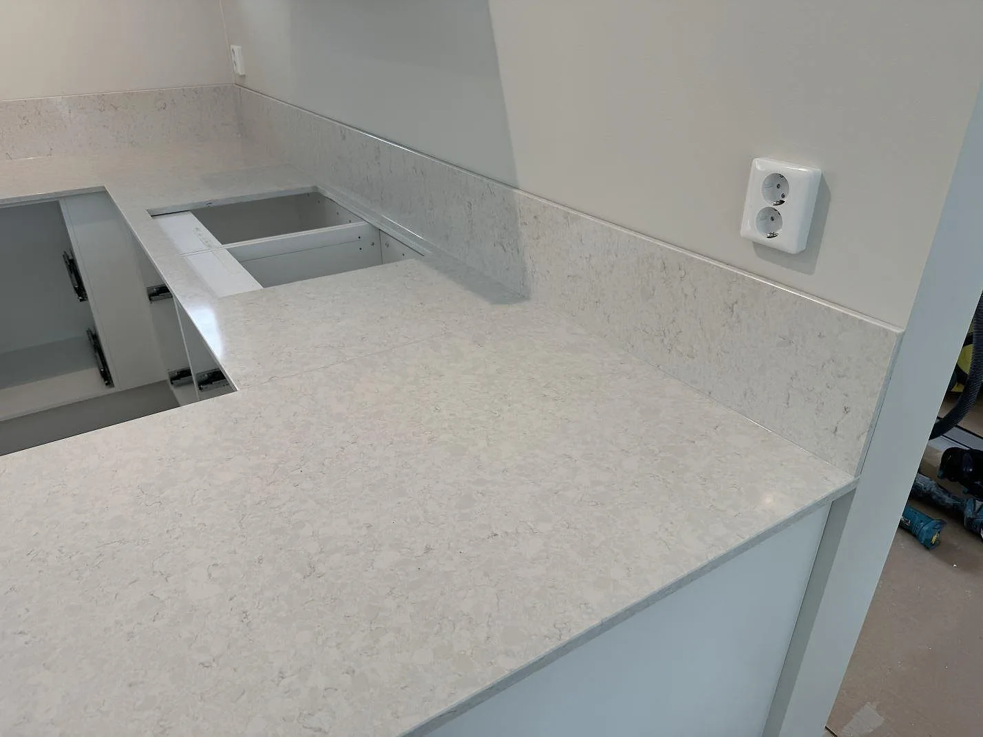 Køkkenbordplade i Silestone Snowy Ibiza, Nättraby – billede 3