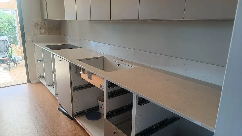 Køkkenbordplade i Silestone Snowy Ibiza, Önnestad – billede 2