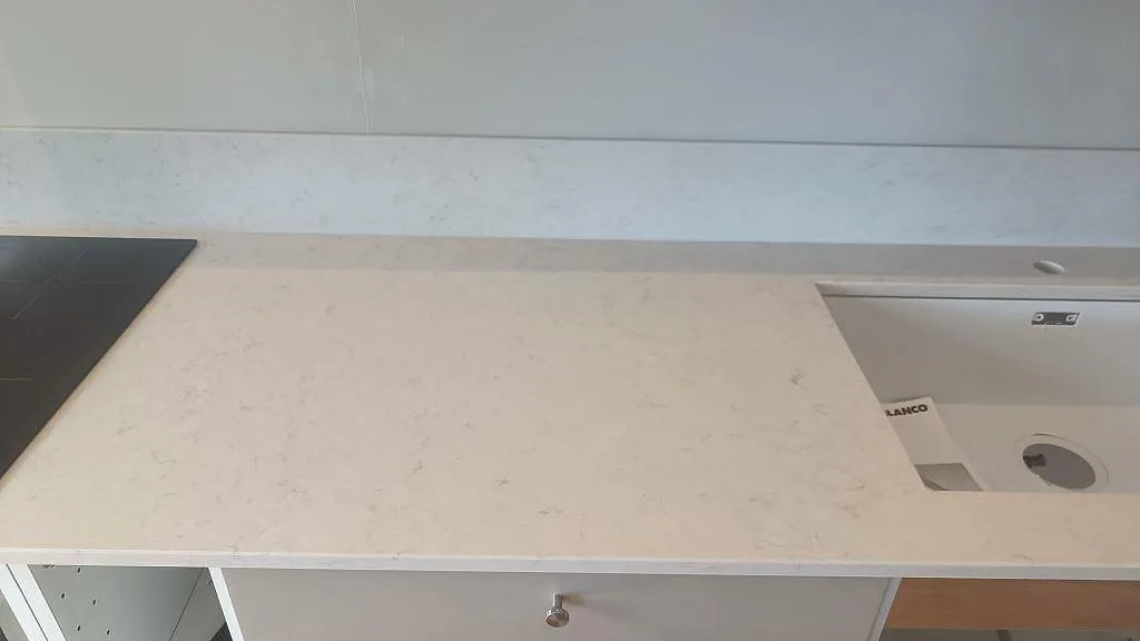 Køkkenbordplade i Silestone Snowy Ibiza, Önnestad – billede 5