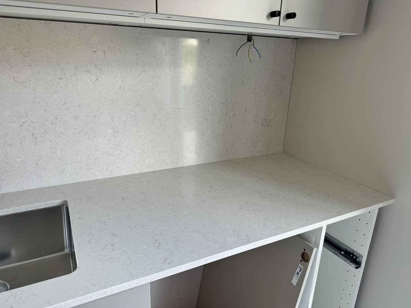 Køkkenbordplade i Silestone Snowy Ibiza, Ojersjo – billede 5