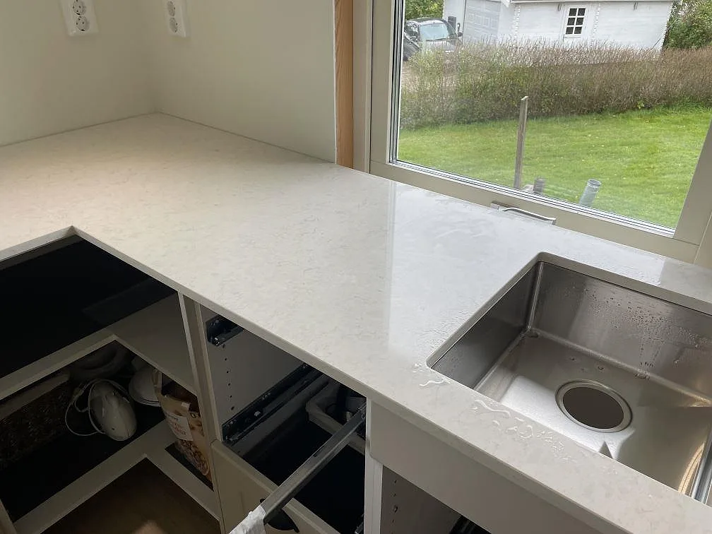 Køkkenbordplade i Silestone Snowy Ibiza, Olofstorp – billede 2
