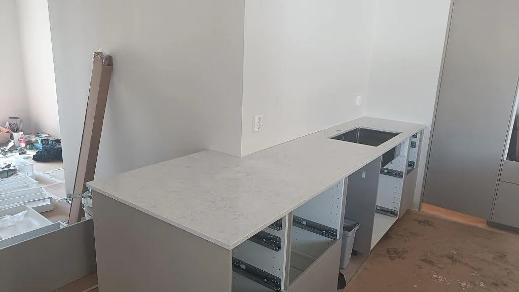 Gennemført projekt: Køkkenbordplade i Silestone Snowy Ibiza, Osby.