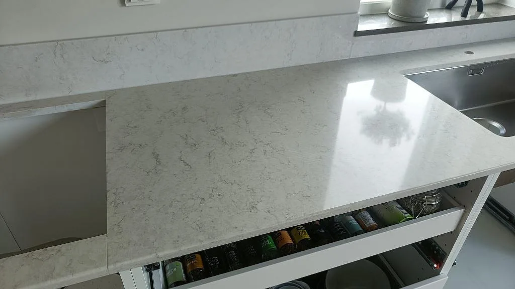 Køkkenbordplade i Silestone Snowy Ibiza, Oxie – billede 2