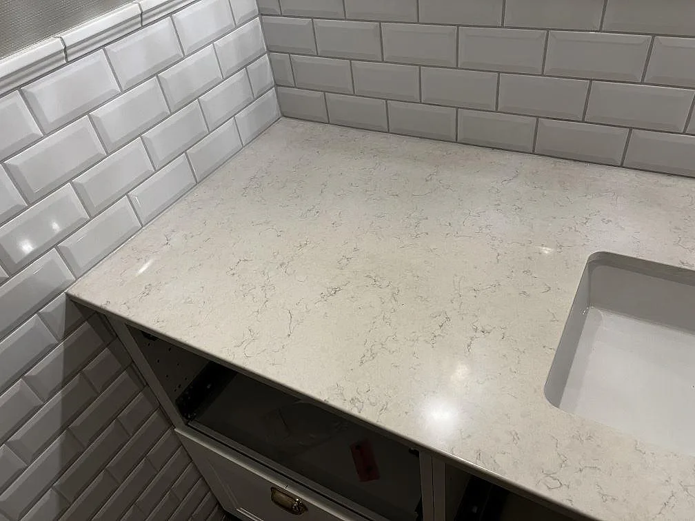 Bordplade i Silestone Snowy Ibiza, Röke – billede 4