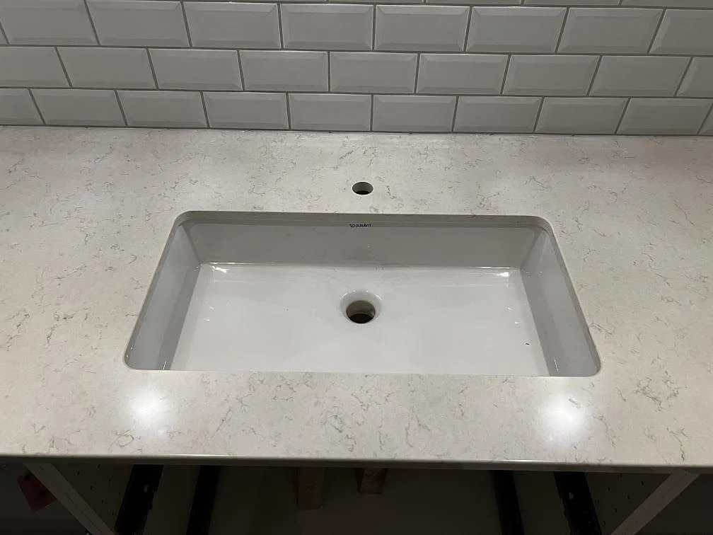 Bordplade i Silestone Snowy Ibiza, Röke – billede 3