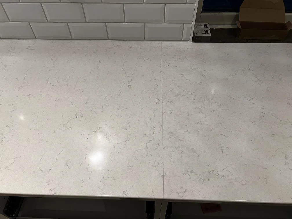 Bordplade i Silestone Snowy Ibiza, Röke – billede 5