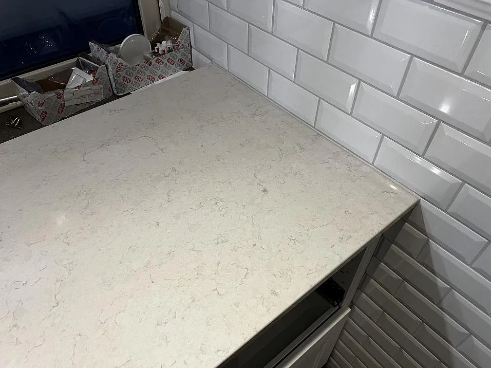 Bordplade i Silestone Snowy Ibiza, Röke – billede 6
