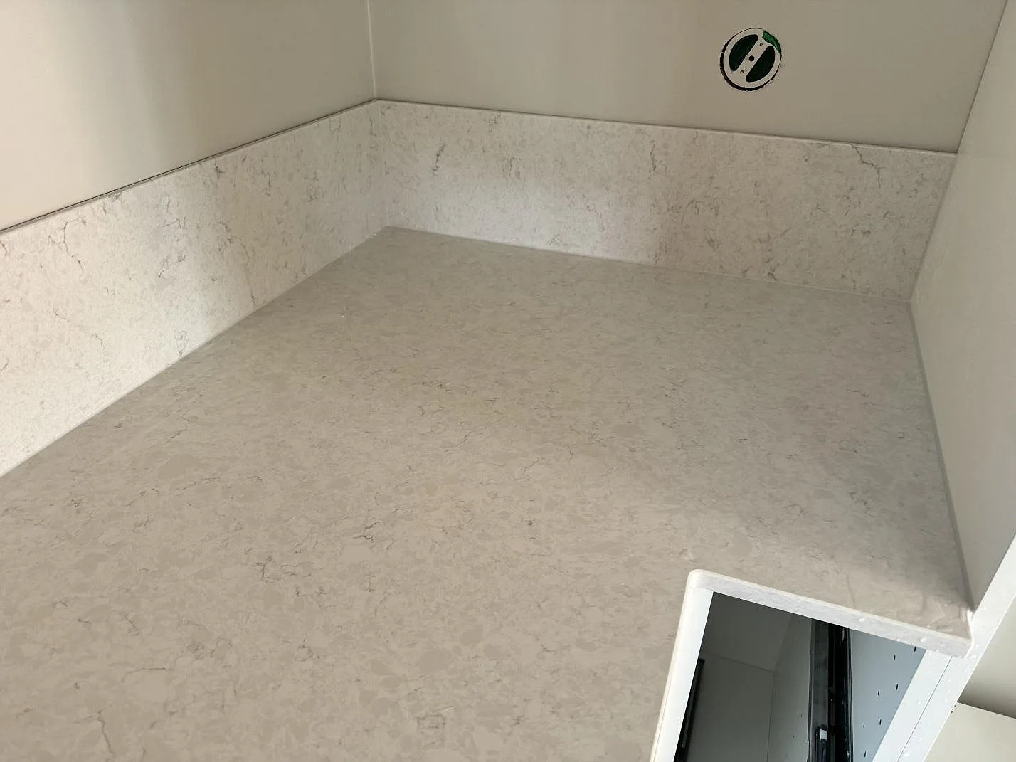 Køkkenbordplade i Silestone Snowy Ibiza, Rydebäck – billede 3