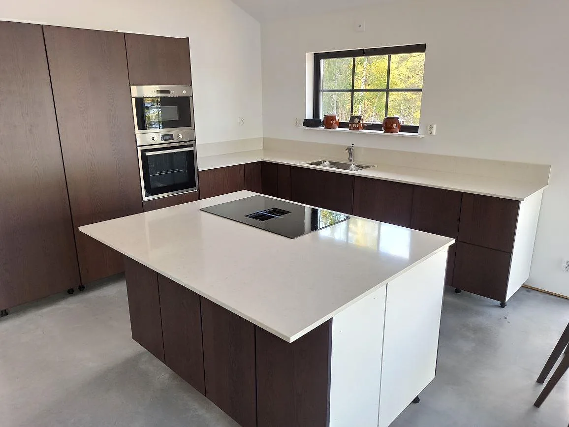 Køkkenbordplade i Silestone Snowy Ibiza, Säter