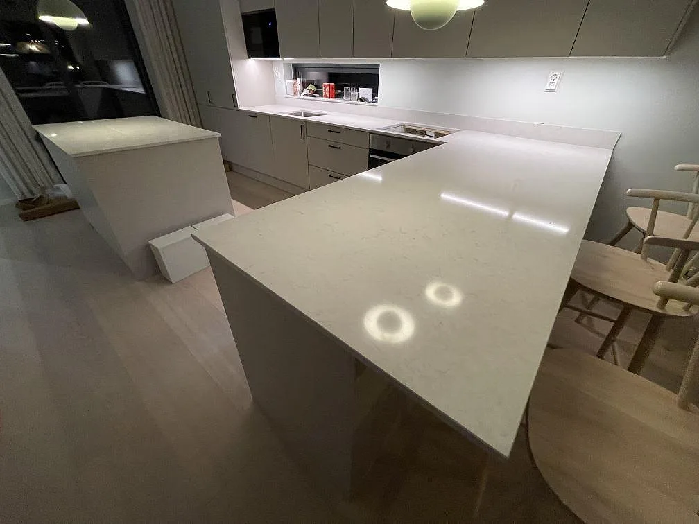 Køkkenbordplade i Silestone Snowy Ibiza, Saltsjö Boo – billede 2