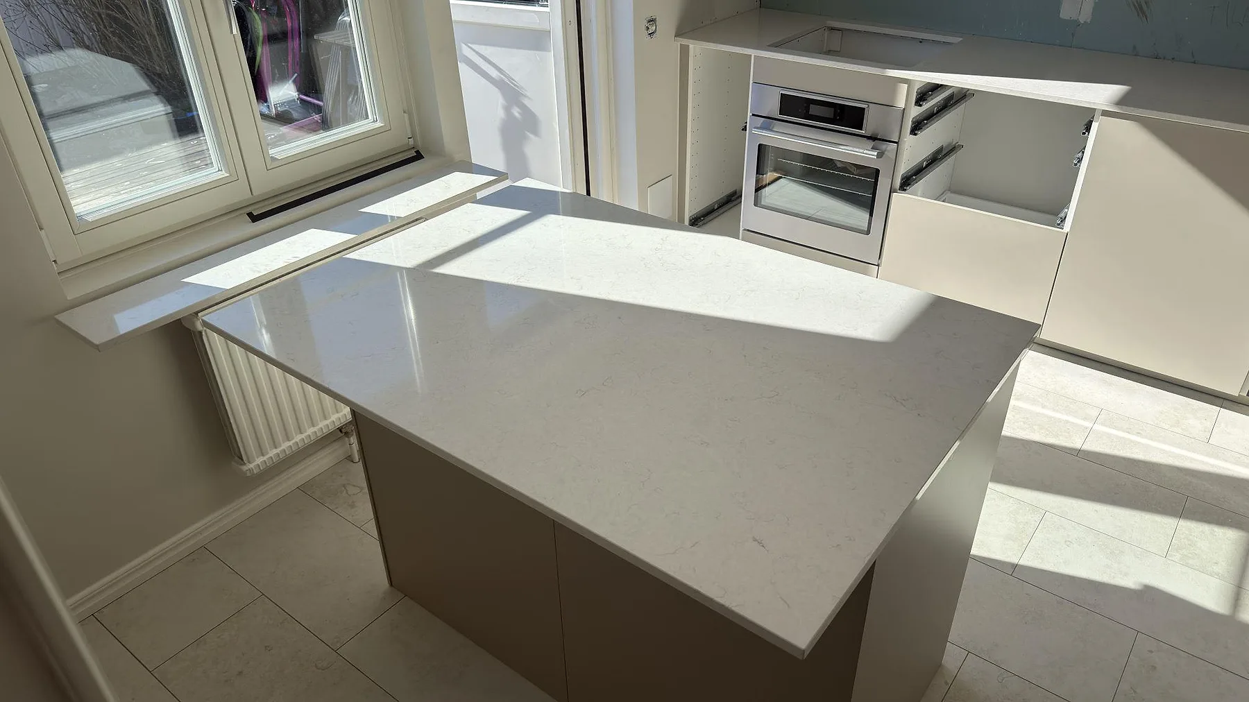 Køkkenbordplade i Silestone Snowy Ibiza, Segeltorp – billede 2