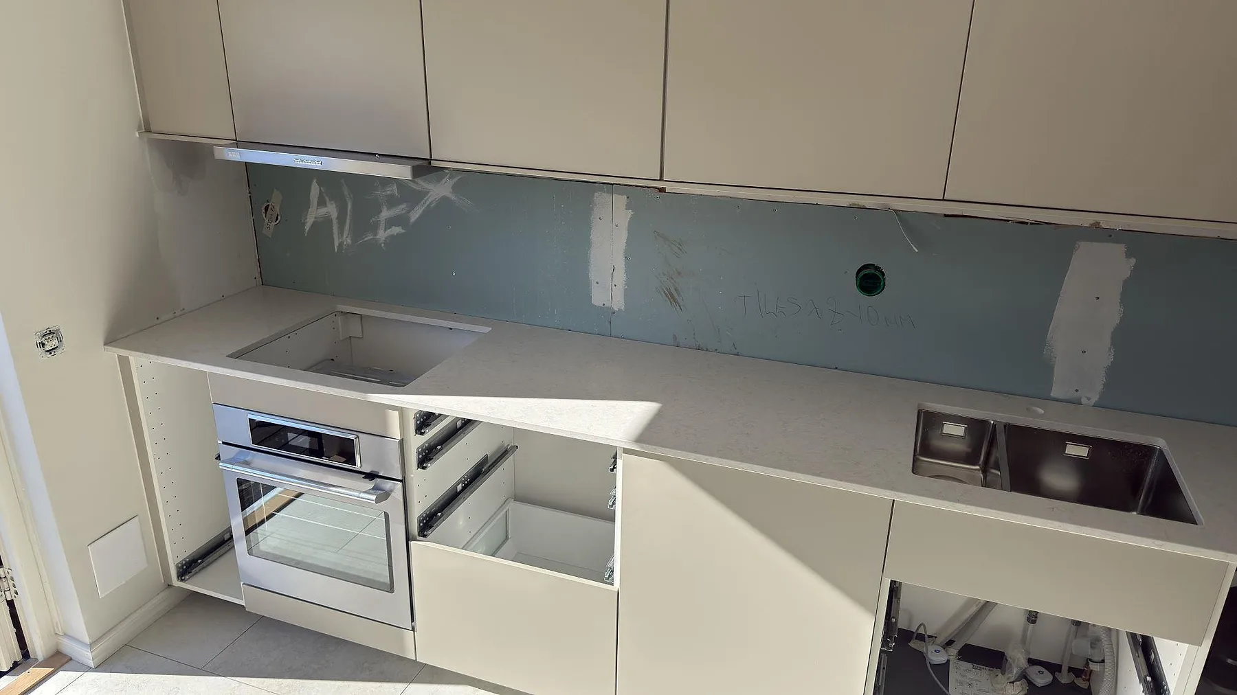 Køkkenbordplade i Silestone Snowy Ibiza, Segeltorp – billede 3