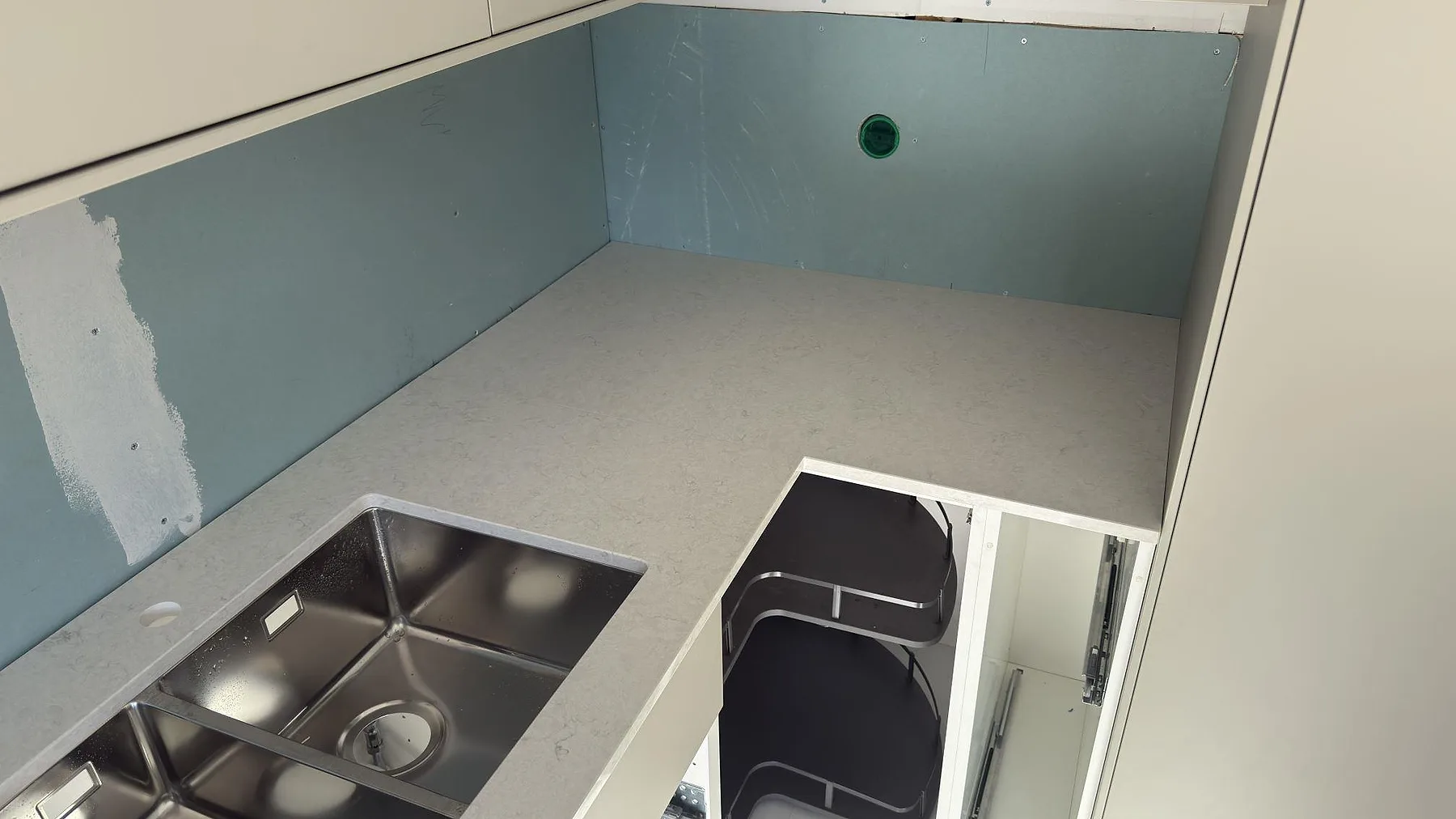 Køkkenbordplade i Silestone Snowy Ibiza, Segeltorp – billede 4
