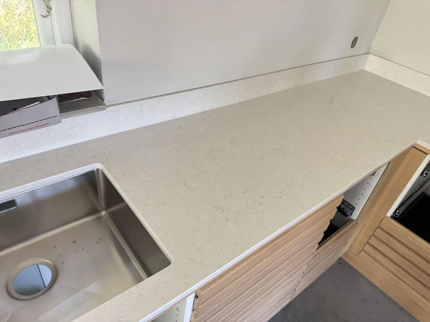 Køkkenbordplade i Silestone Snowy Ibiza, Simrishamn – billede 2