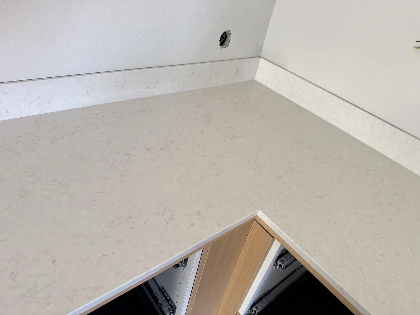 Køkkenbordplade i Silestone Snowy Ibiza, Simrishamn – billede 4