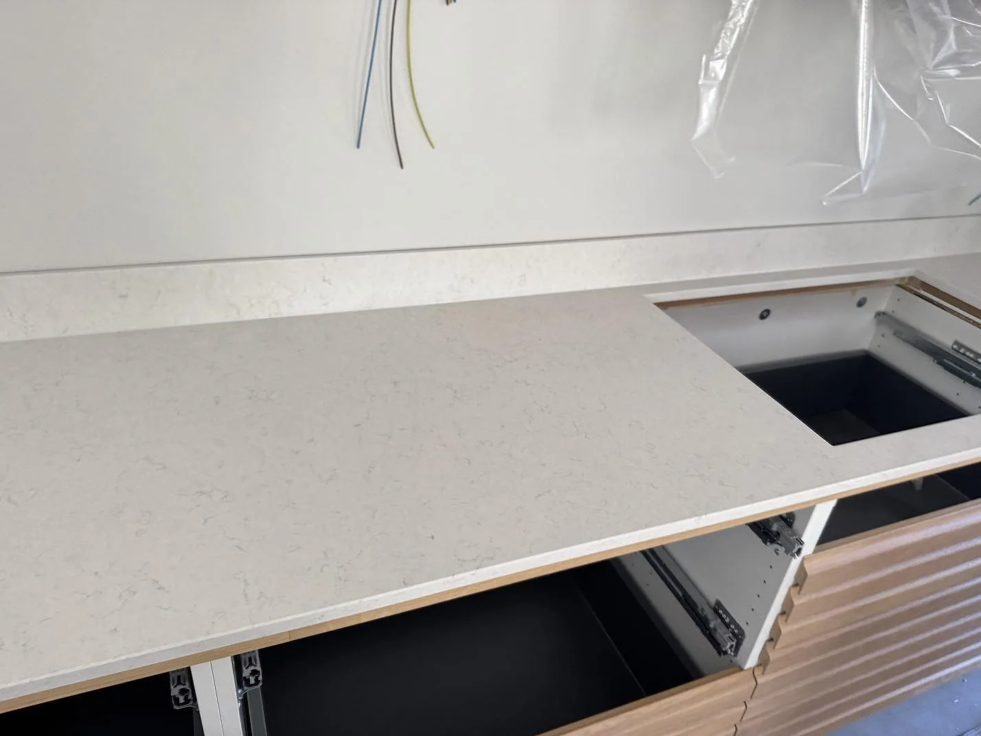 Køkkenbordplade i Silestone Snowy Ibiza, Simrishamn – billede 3