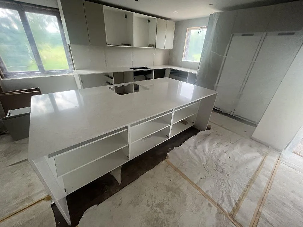 Gennemført projekt: Køkkenbordplade i Silestone Snowy Ibiza, Skärblacka.