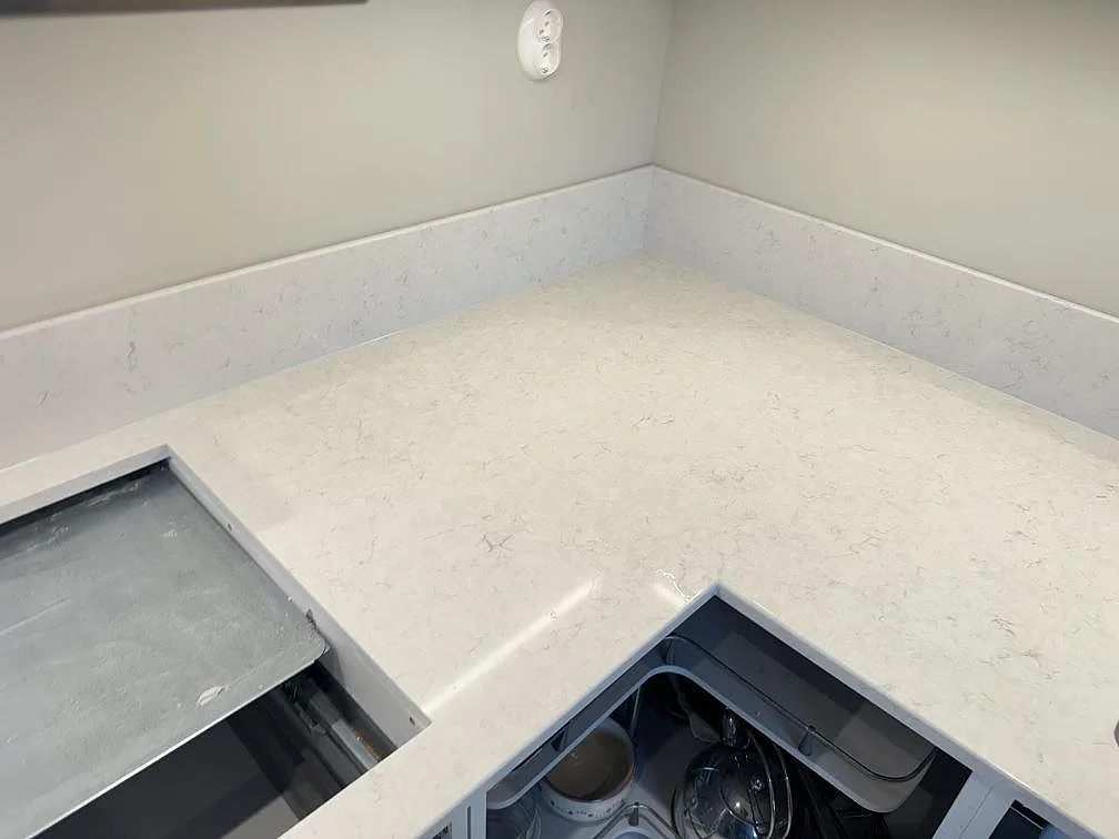 Køkkenbordplade i Silestone Snowy Ibiza, Skanör – billede 2