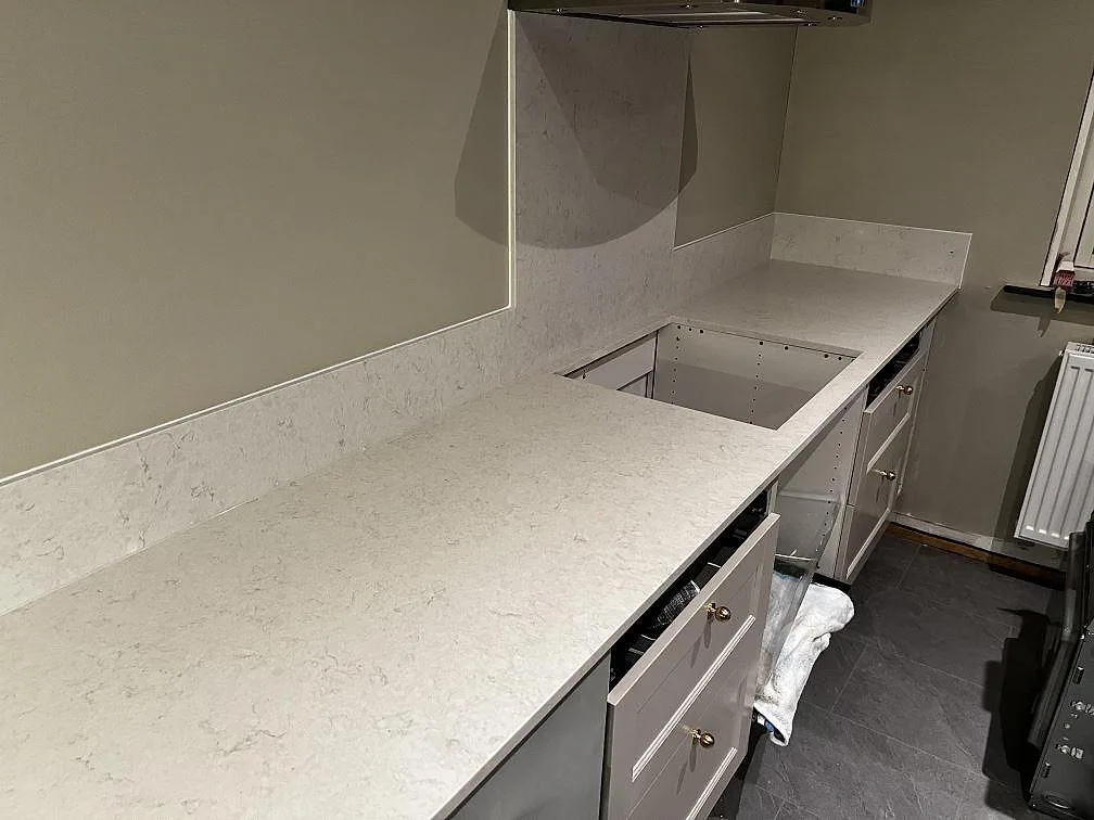 Køkkenbordplade i Silestone Snowy Ibiza, Skummeslövsstrand