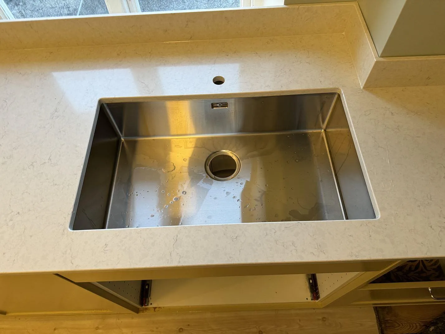 Køkkenbordplade i Silestone Snowy Ibiza, Skurup – billede 4