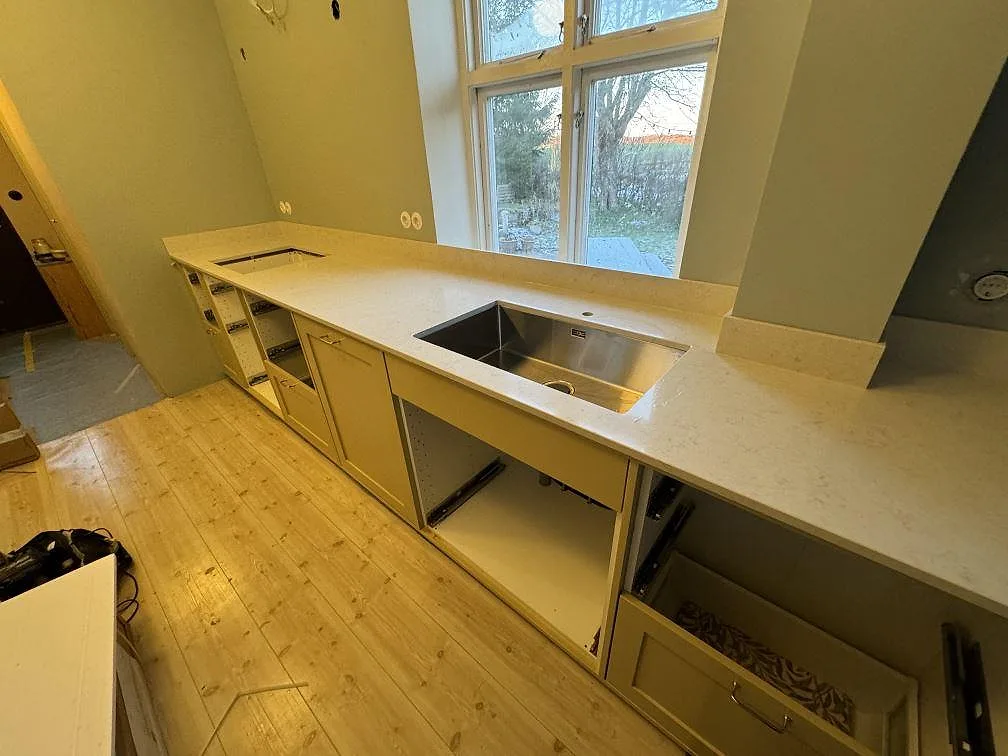 Køkkenbordplade i Silestone Snowy Ibiza, Skurup
