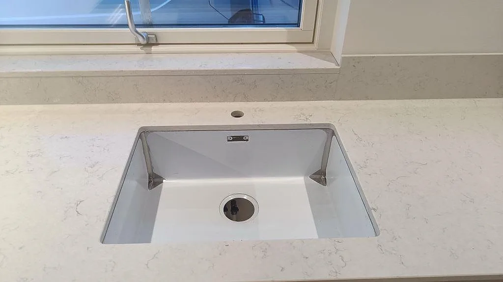 Køkkenbordplade i Silestone Snowy Ibiza, Skurup – billede 5