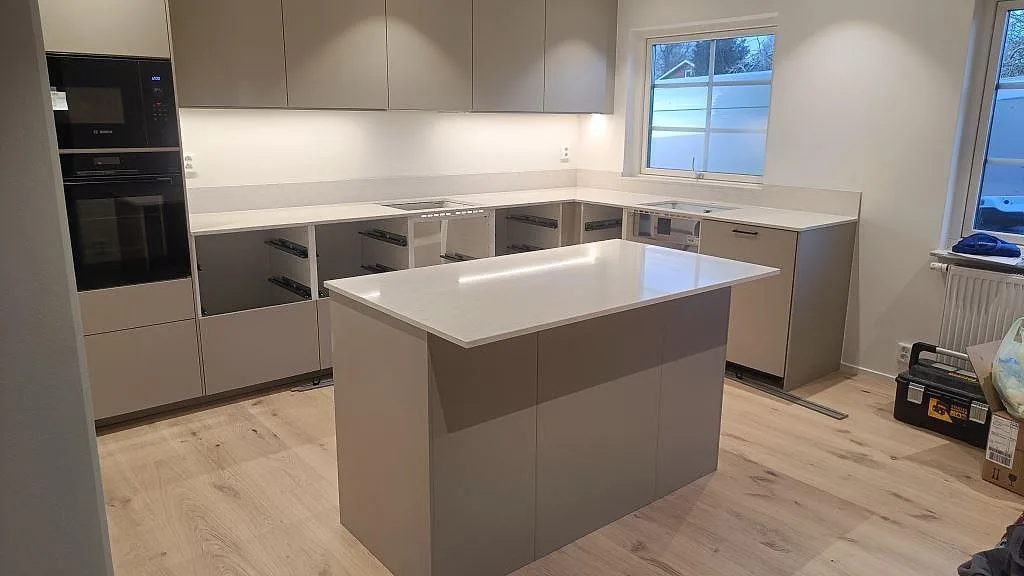 Køkkenbordplade i Silestone Snowy Ibiza, Skurup