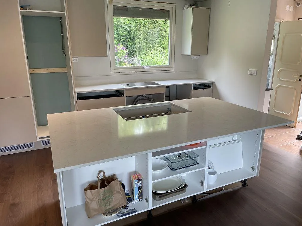 Køkkenbordplade i Silestone Snowy Ibiza, Sollentuna – billede 3