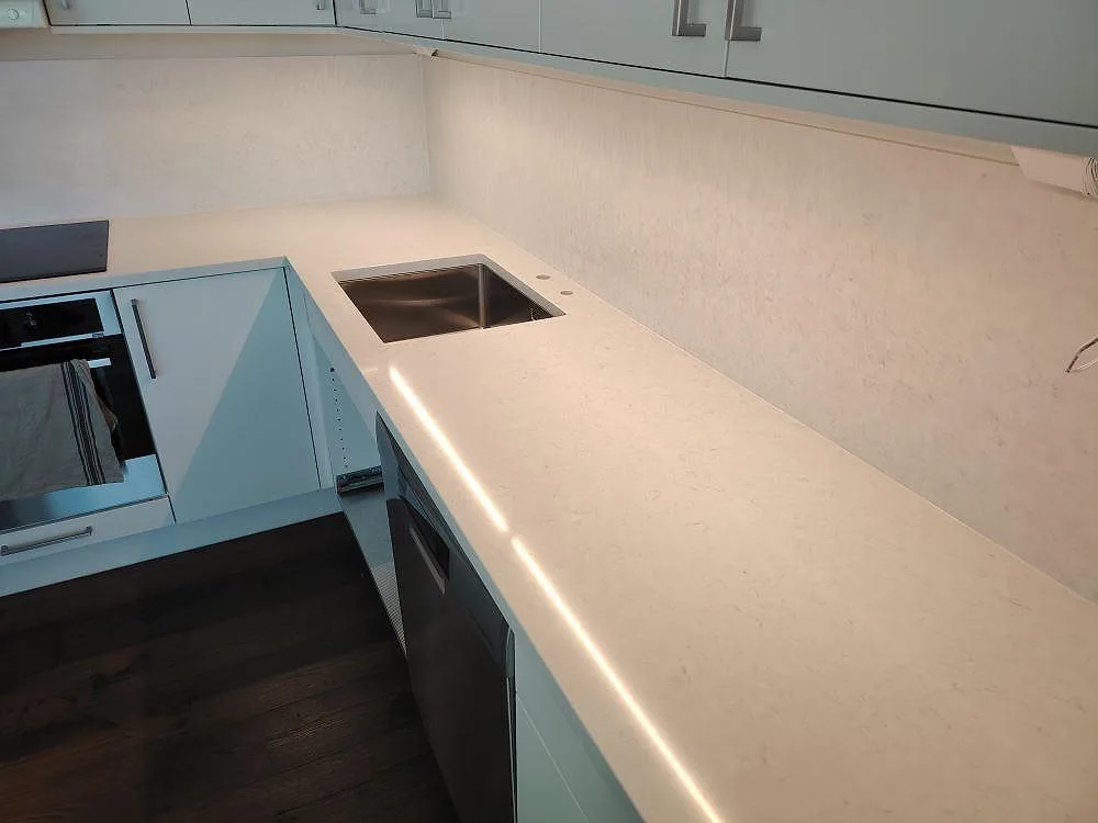 Køkkenbordplade i Silestone Snowy Ibiza, Solna – billede 3
