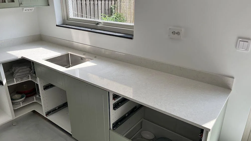Køkkenbordplade i Silestone Snowy Ibiza, Spånga – billede 2