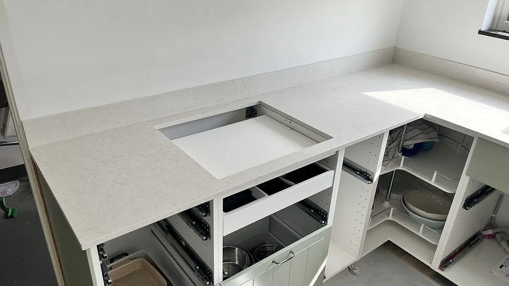 Køkkenbordplade i Silestone Snowy Ibiza, Spånga – billede 3