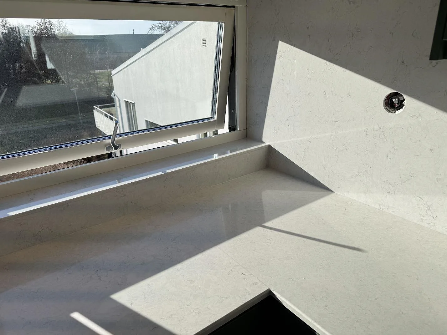 Køkkenbordplade i Silestone Snowy Ibiza, Staffanstorp – billede 3