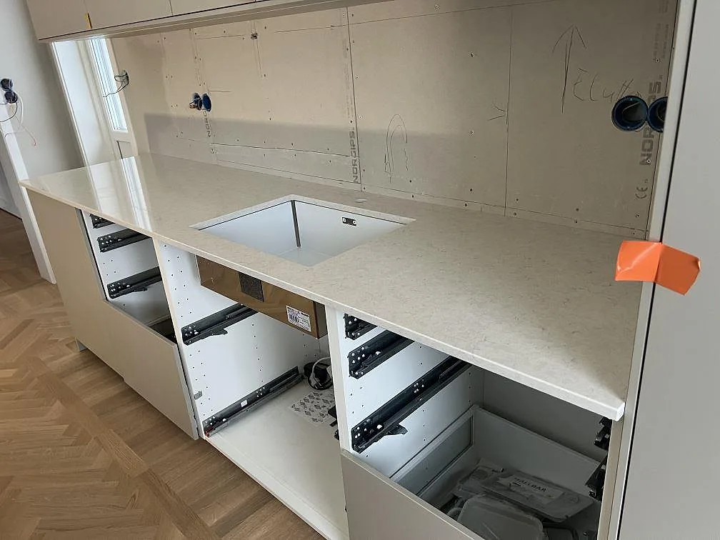 Køkkenbordplade i Silestone Snowy Ibiza, Stigtomta – billede 2