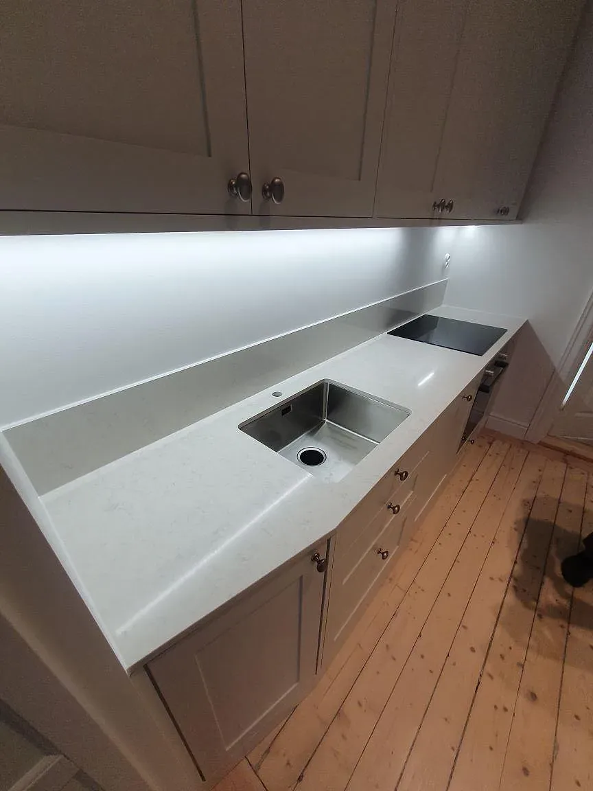 Køkkenbordplade i Silestone Snowy Ibiza, Stockholm – billede 3