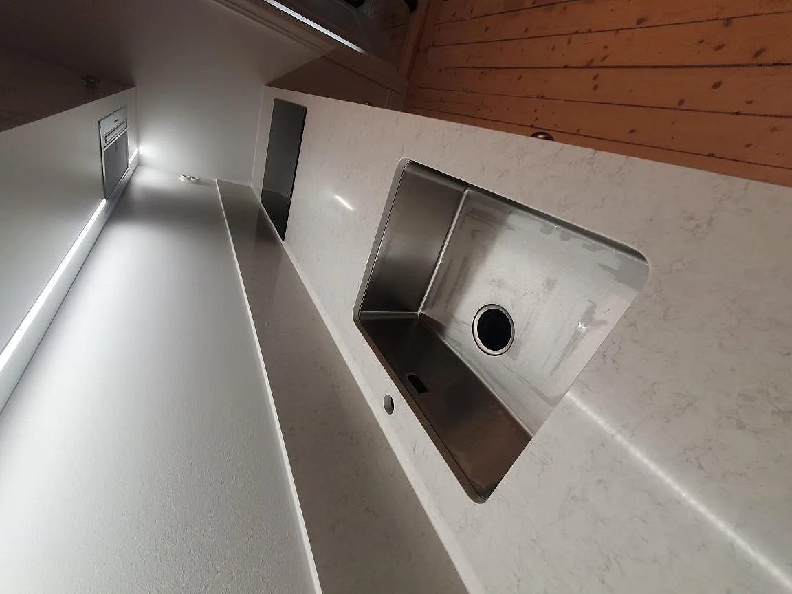 Køkkenbordplade i Silestone Snowy Ibiza, Stockholm – billede 3