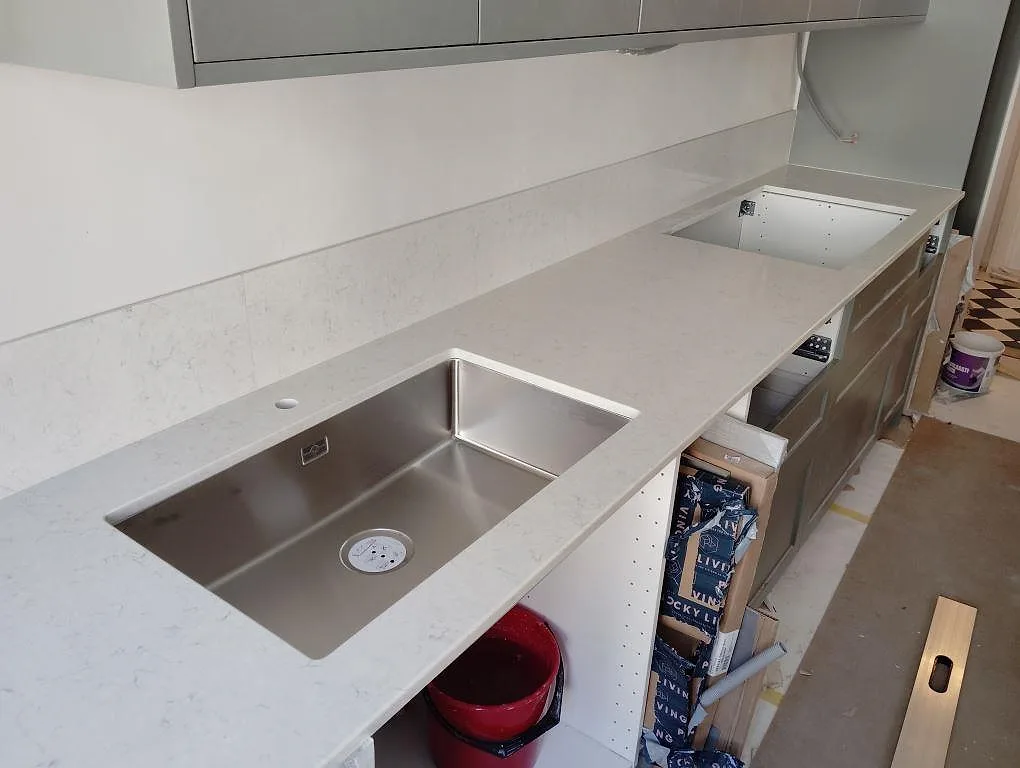 Gennemført projekt: Køkkenbordplade i Silestone Snowy Ibiza, Stockholm.