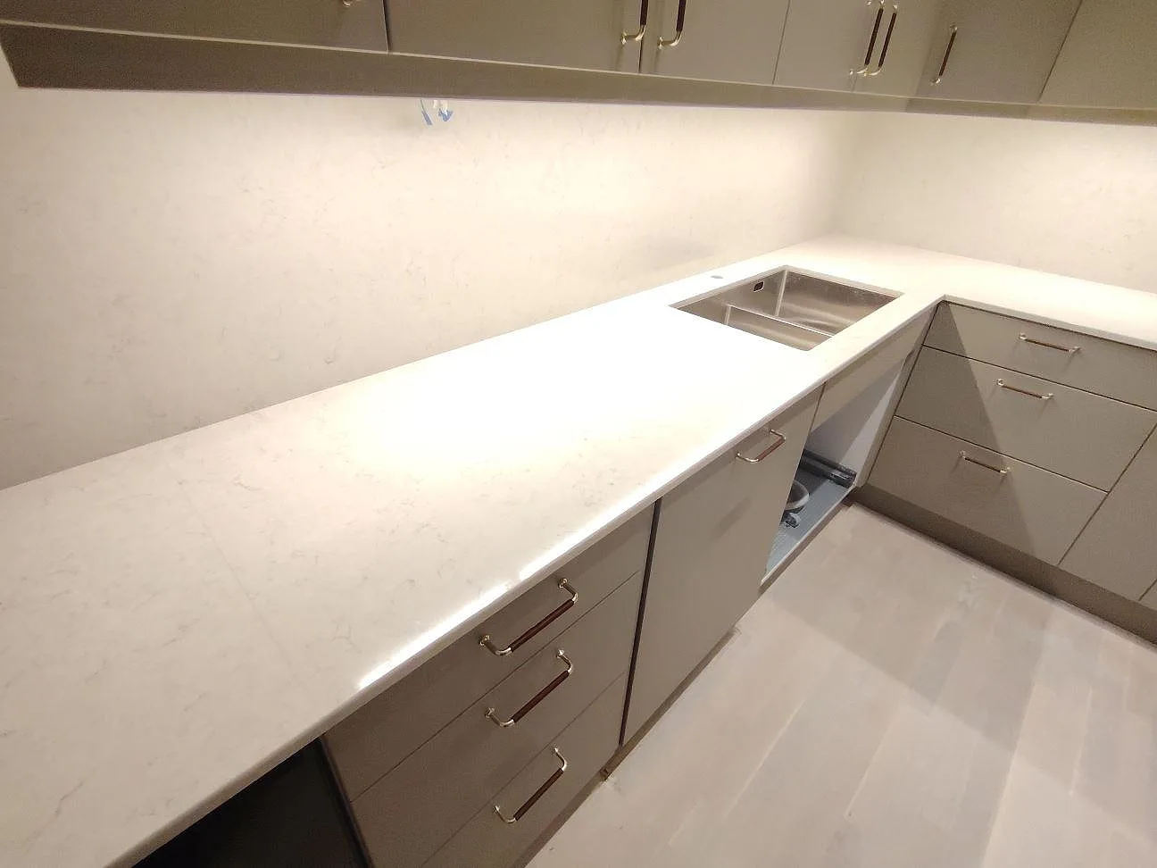 Køkkenbordplade i Silestone Snowy Ibiza, Stockholm – billede 2