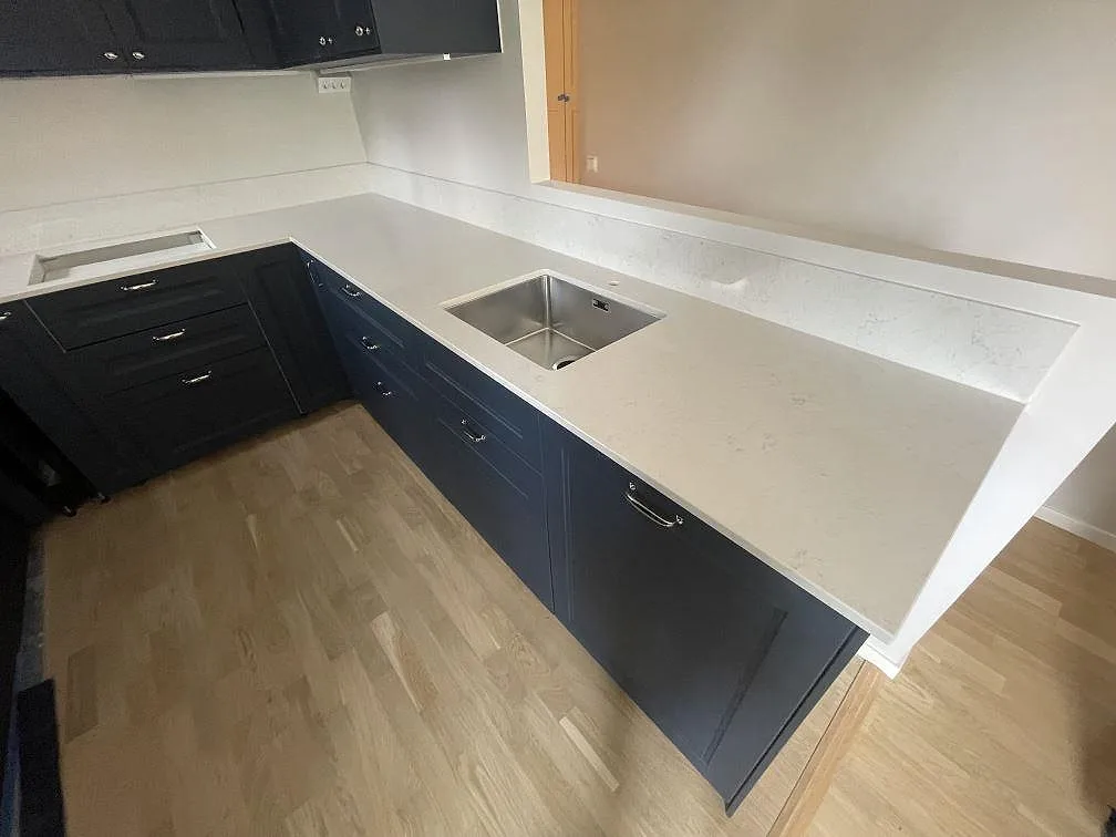 Køkkenbordplade i Silestone Snowy Ibiza, Stockholm – billede 2