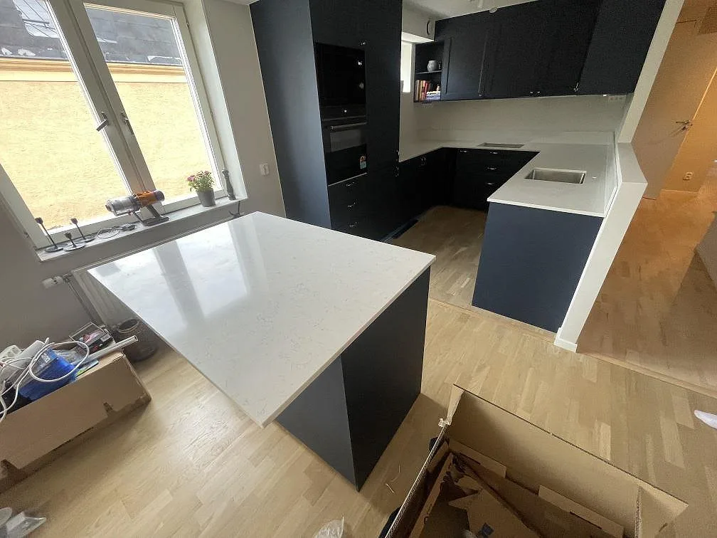 Køkkenbordplade i Silestone Snowy Ibiza, Stockholm – billede 3