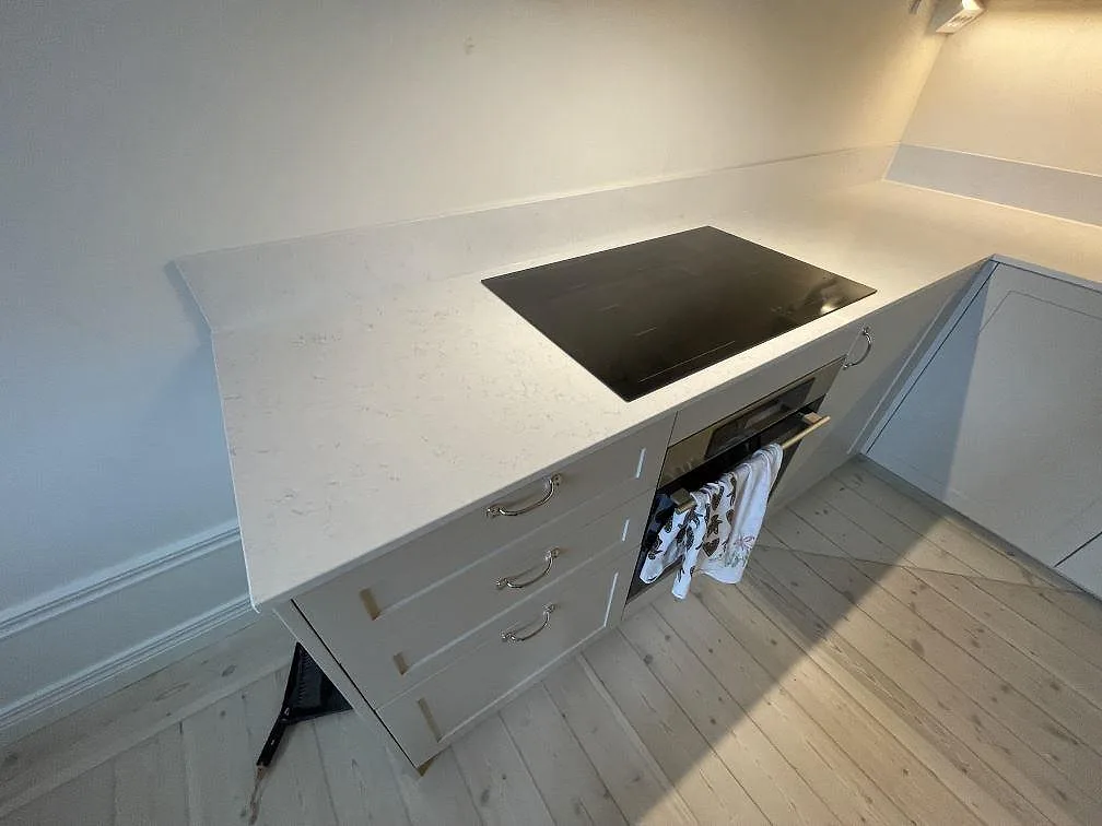 Køkkenbordplade i Silestone Snowy Ibiza, Stockholm – billede 2