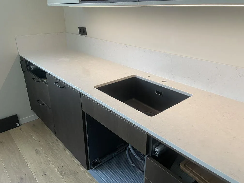 Køkkenbordplade i Silestone Snowy Ibiza, Stockholm – billede 3