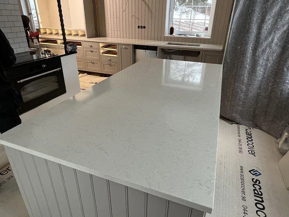 Køkkenbordplade i Silestone Snowy Ibiza, Stora Vika